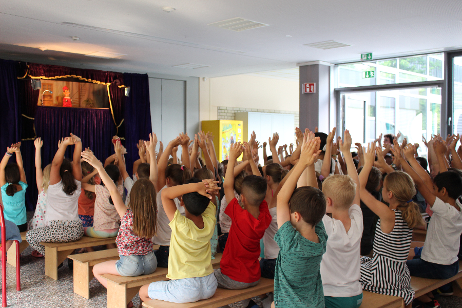 Kasper und Kinder beim Sport