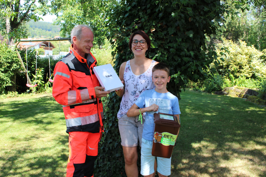 Frau Keil freut sich mit Sohn Moritz über ein neues Tablet