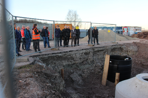 Besucher besichtigen die Baustelle